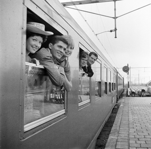 849609 Afbeelding van reizigers in de autoslaaptrein Zonexpres naar Nice voor vertrek vanaf het N.S.-station Amsterdam ...